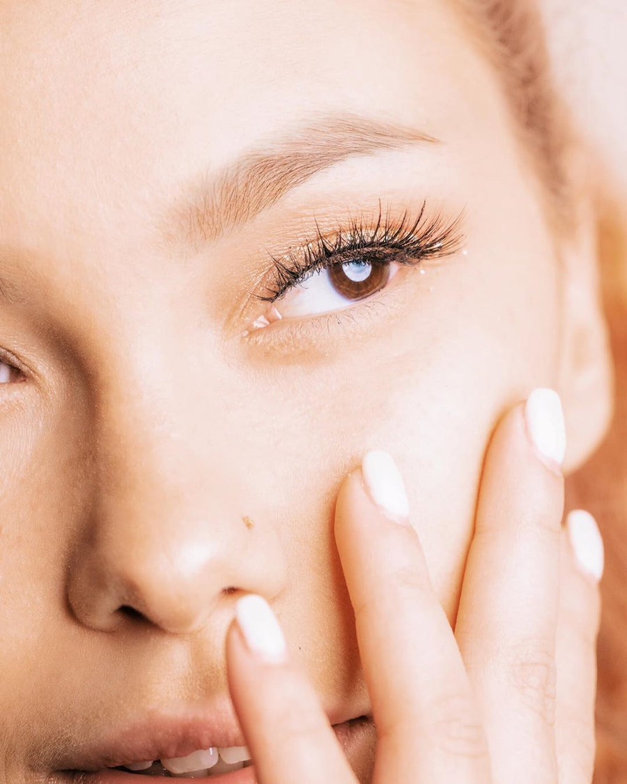 Should False Eyelashes be Applied Before or After Eyeshadow?